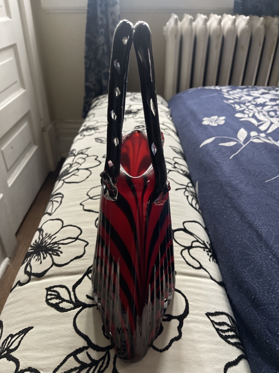 Red and Black Glass Handbag Vase BEST OFFER - photo 2