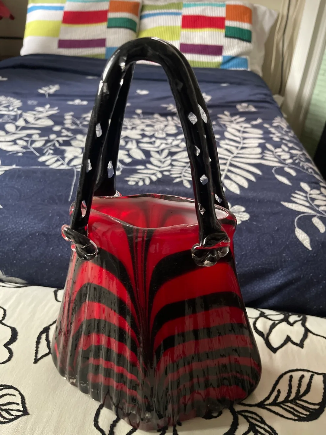 Red and Black Glass Handbag Vase BEST OFFER image indicator(3)