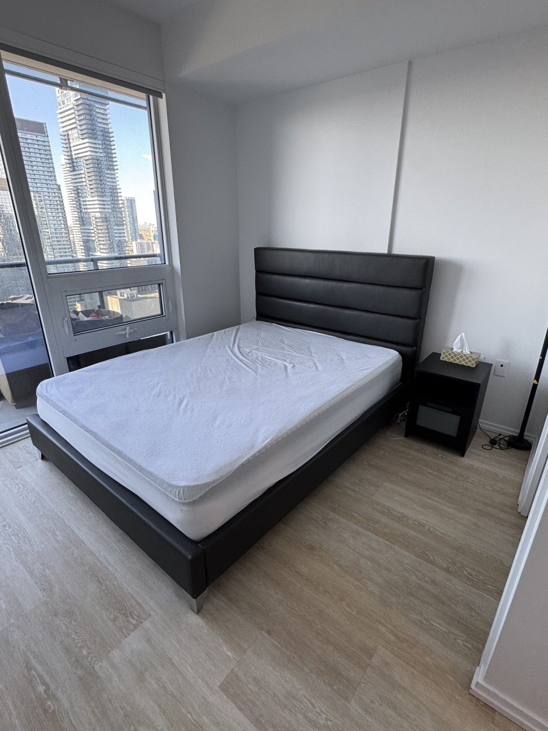 Queen bed + Mattress + Side table. - photo 2