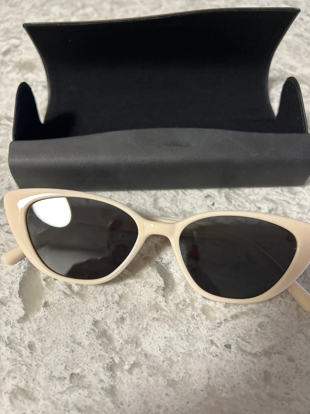 Cream Cat Eye Sunglasses with Case image indicator(2)