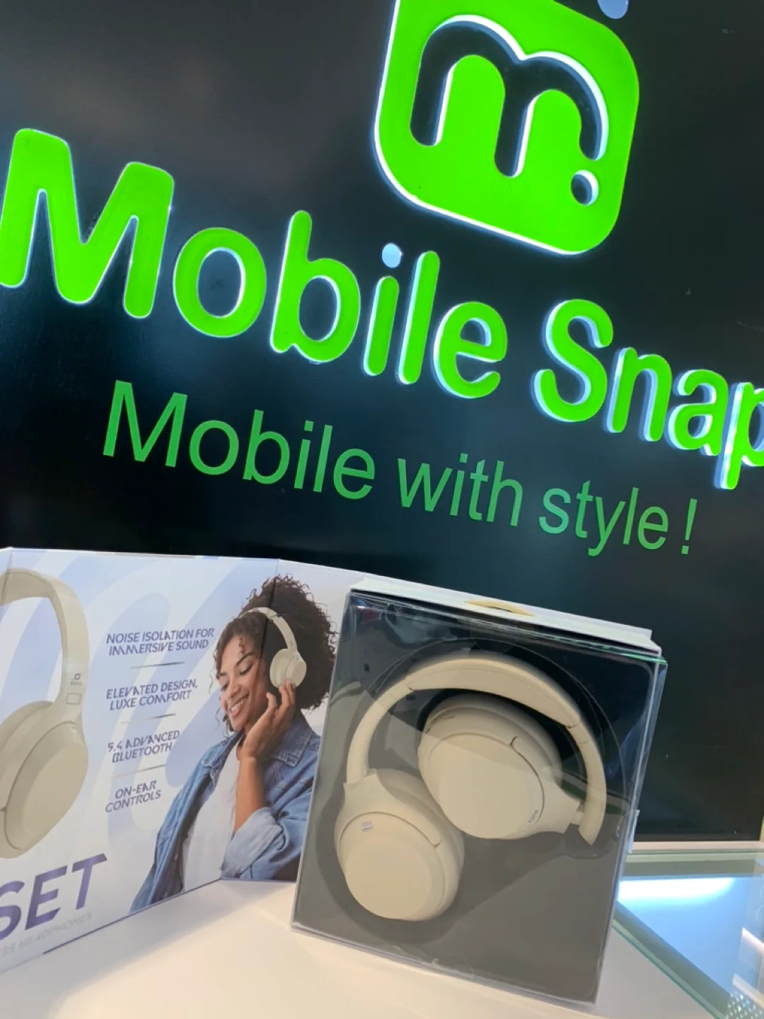 Jetset Noise Isolating Wireless Headphones thumbnail