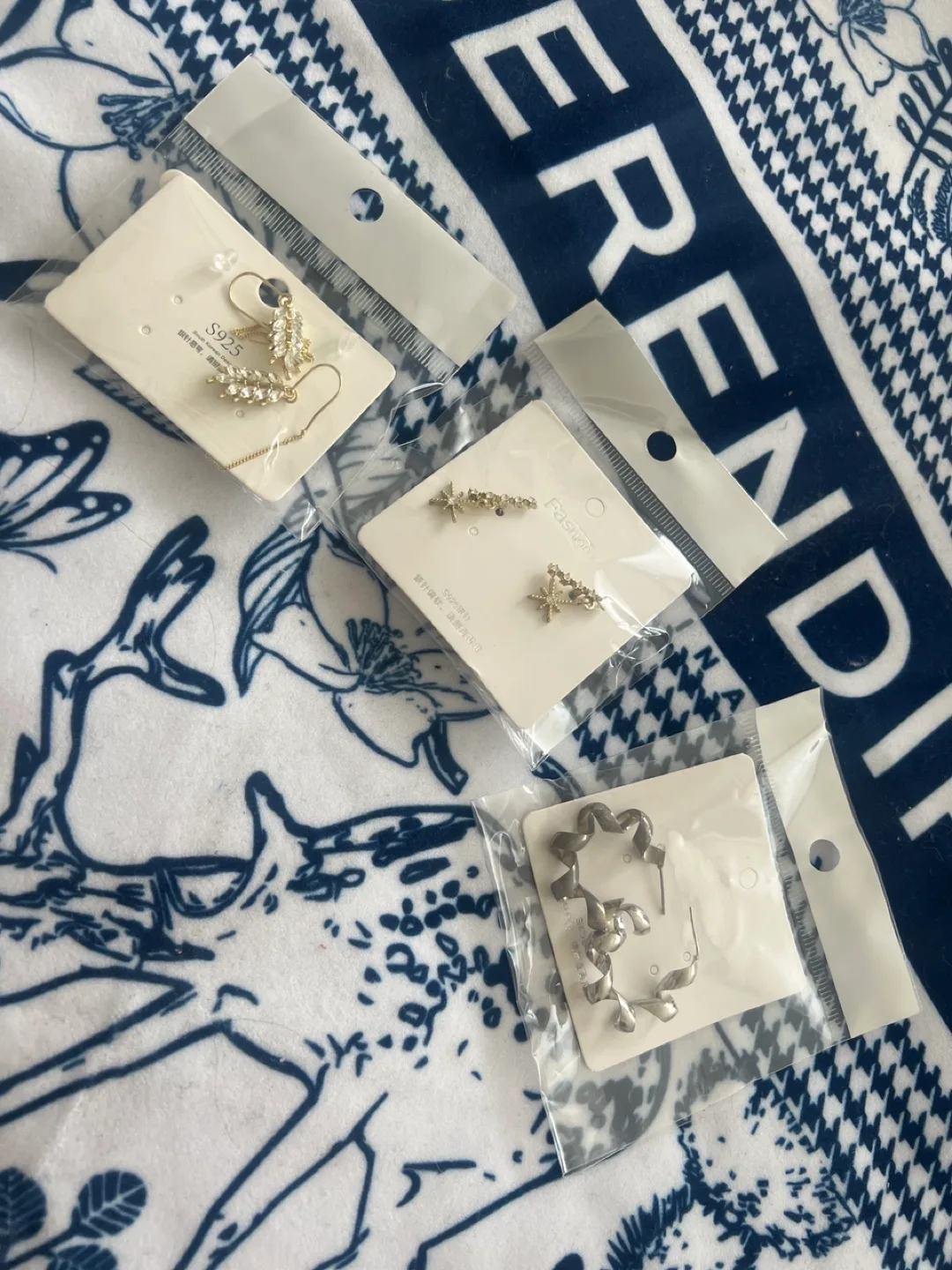 Brand new 3 pairs Star and Swirl Earrings Bundle image indicator(10)