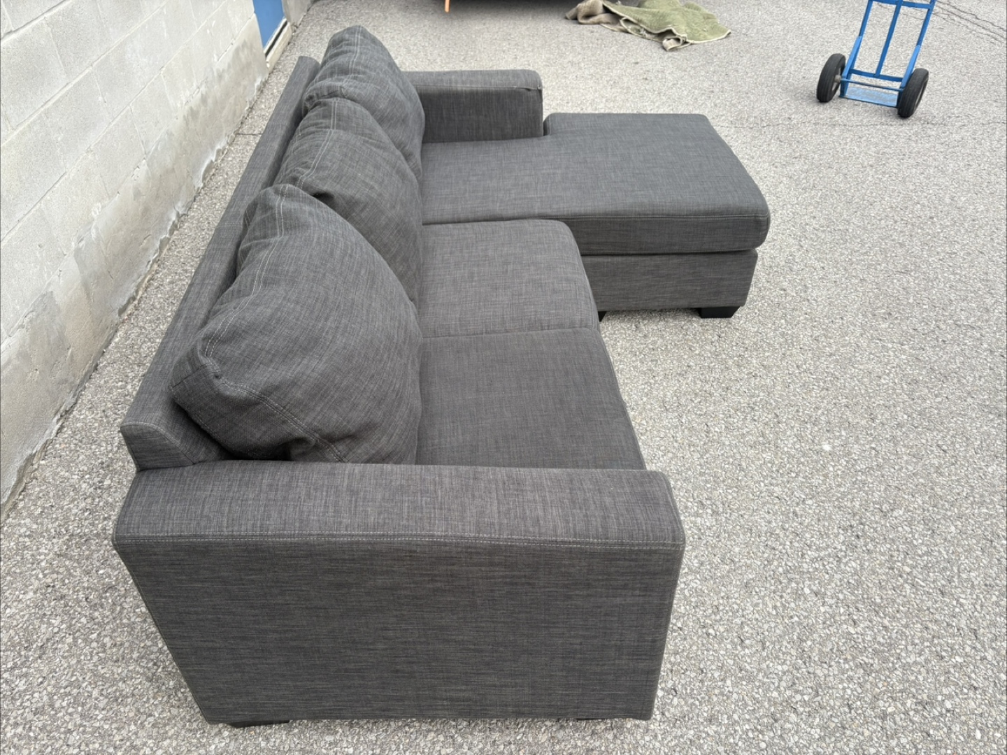 FREE DELIVERY✅• GREY SECTION COUCH / SOFA w/ REVERSIBLE CHAISE - photo 4