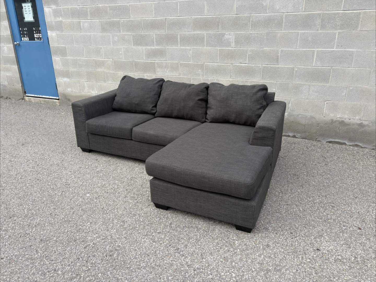 FREE DELIVERY✅• GREY SECTION COUCH / SOFA w/ REVERSIBLE CHAISE - photo 2
