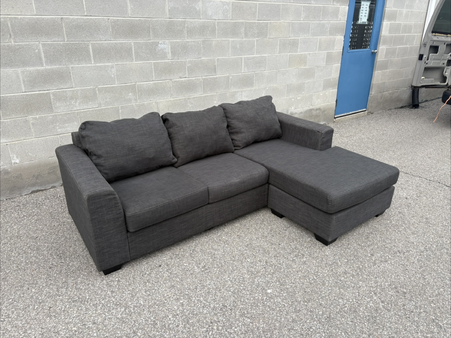 FREE DELIVERY✅• GREY SECTION COUCH / SOFA w/ REVERSIBLE CHAISE - photo 3