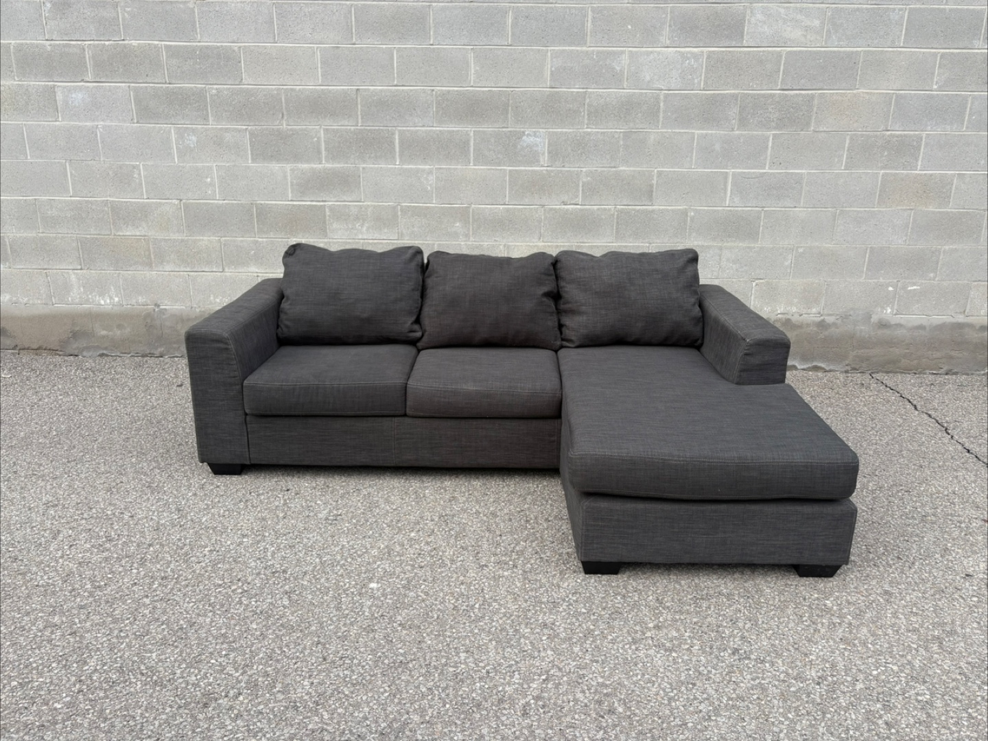 FREE DELIVERY✅• GREY SECTION COUCH / SOFA w/ REVERSIBLE CHAISE
