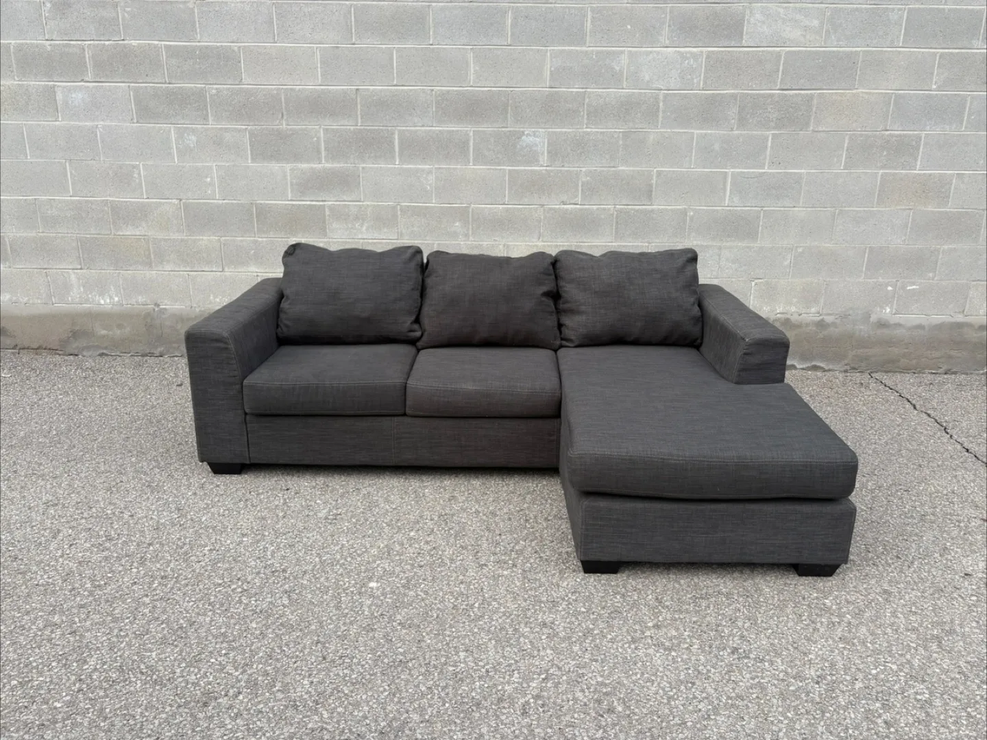 FREE DELIVERY✅• GREY SECTION COUCH / SOFA w/ REVERSIBLE CHAISE thumbnail