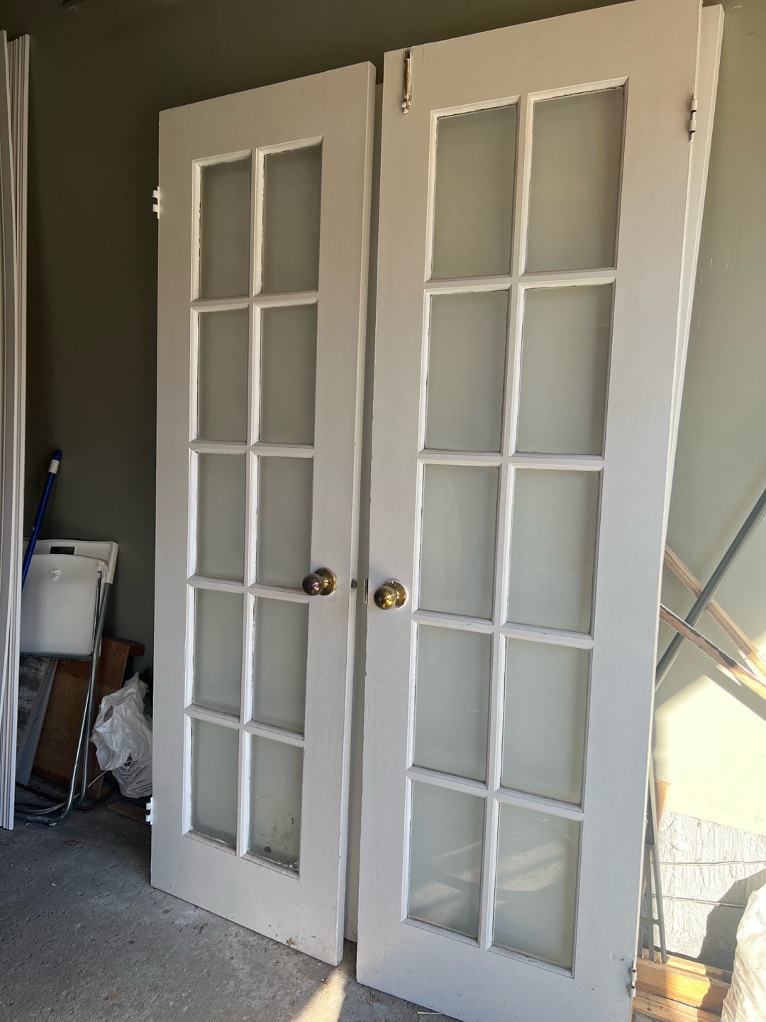 Pair of White Interior Doors with Frosted Glass - photo 2