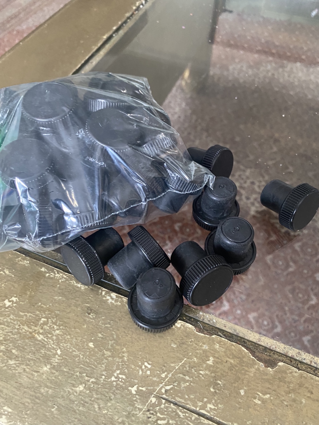 12 Empty Glass Wine Bottles with Caps. Each box $12 - photo 3