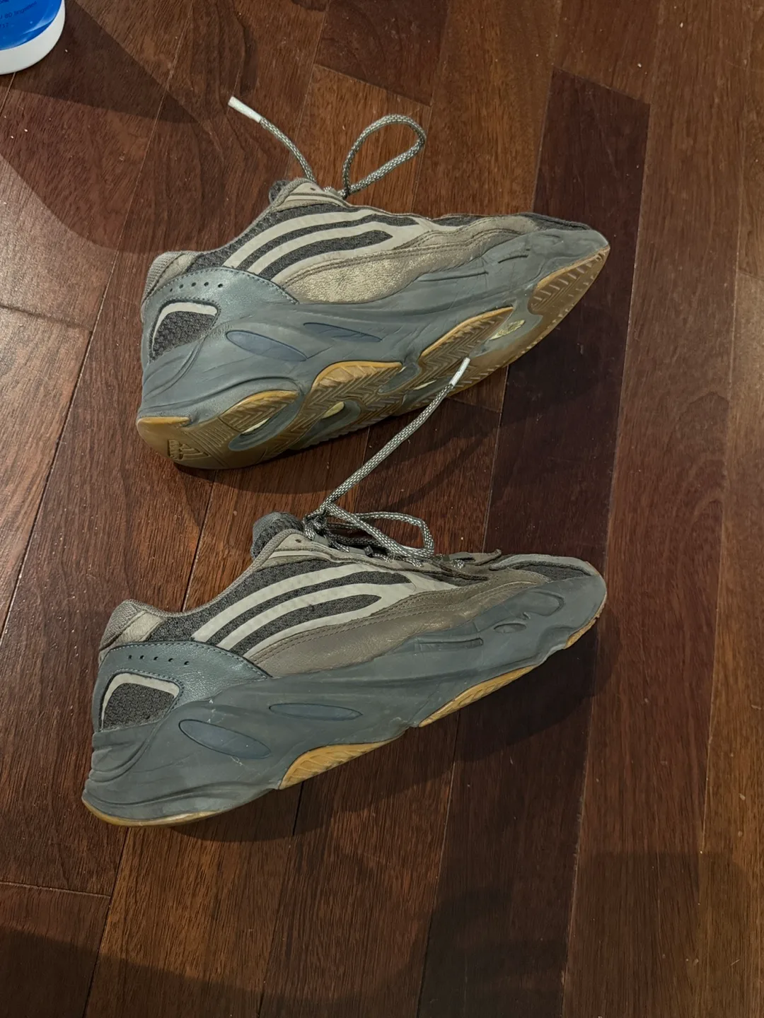Adidas Yeezy 700 V1 Analog image indicator(2)