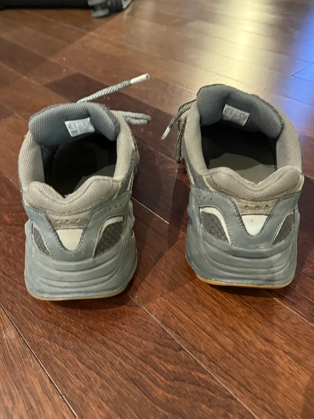 Adidas Yeezy 700 V1 Analog image indicator(5)