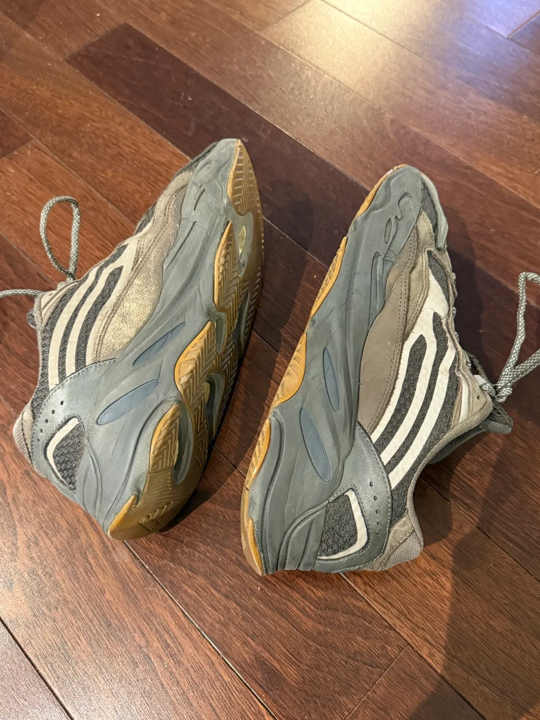 Adidas Yeezy 700 V1 Analog image indicator(4)