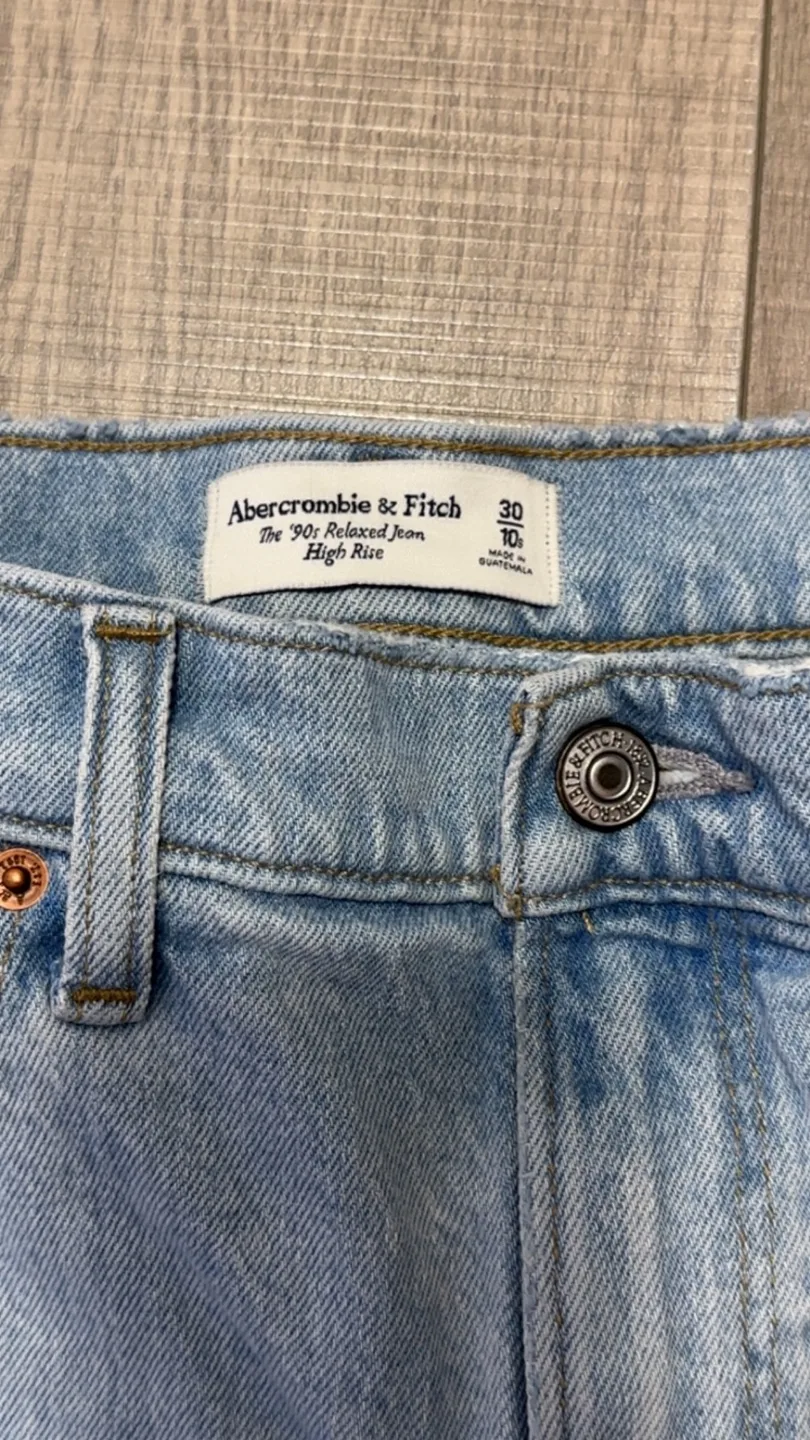 Abercrombie & Fitch 90s Relaxed Jeans - Size 30 Short image indicator(4)