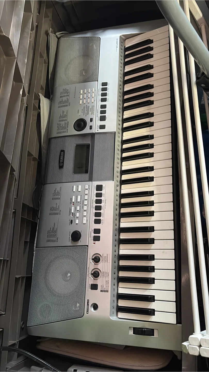 Yamaha PSR-E273 Portable Keyboard thumbnail