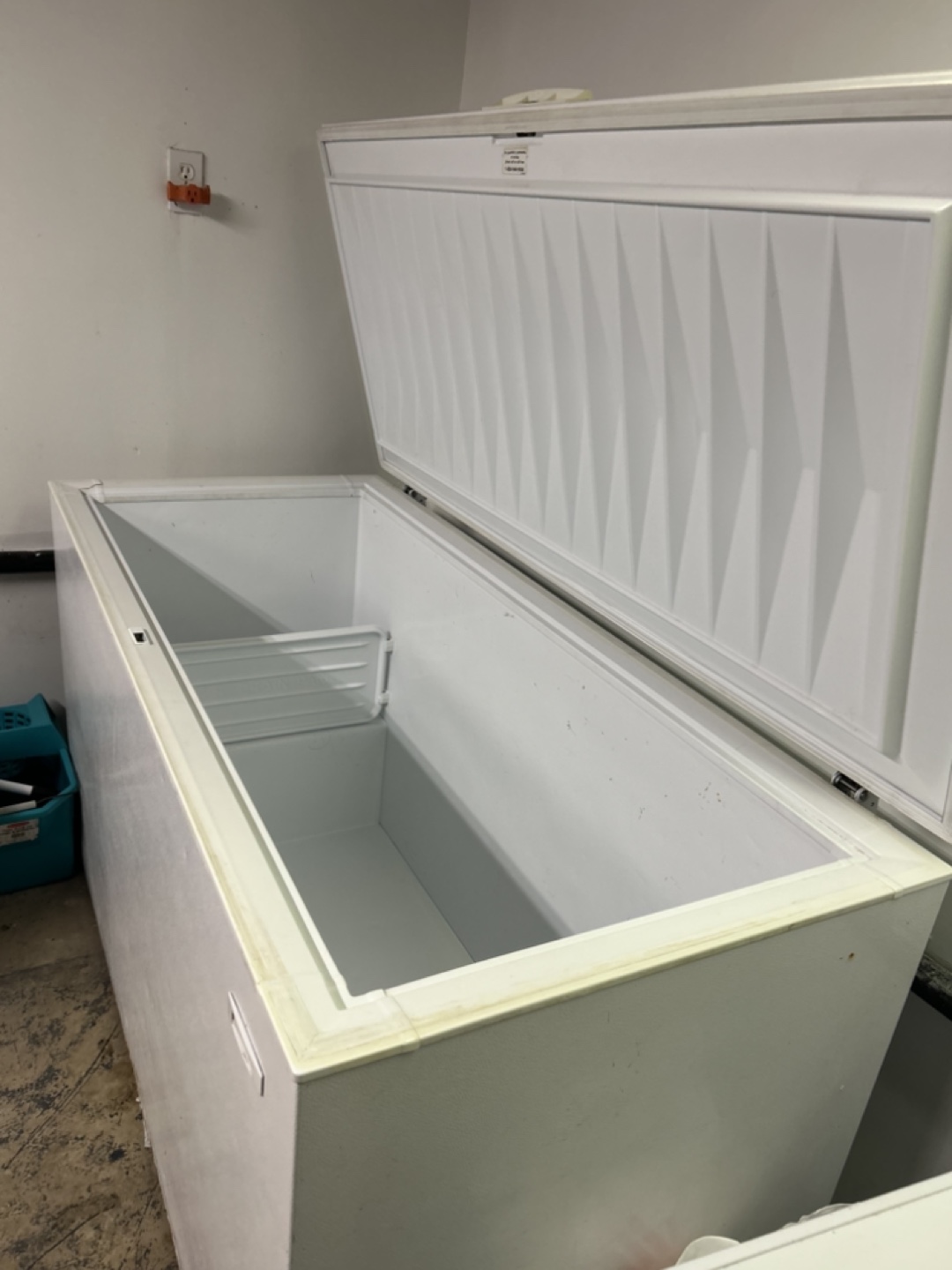 White Chest Freezer - photo 2