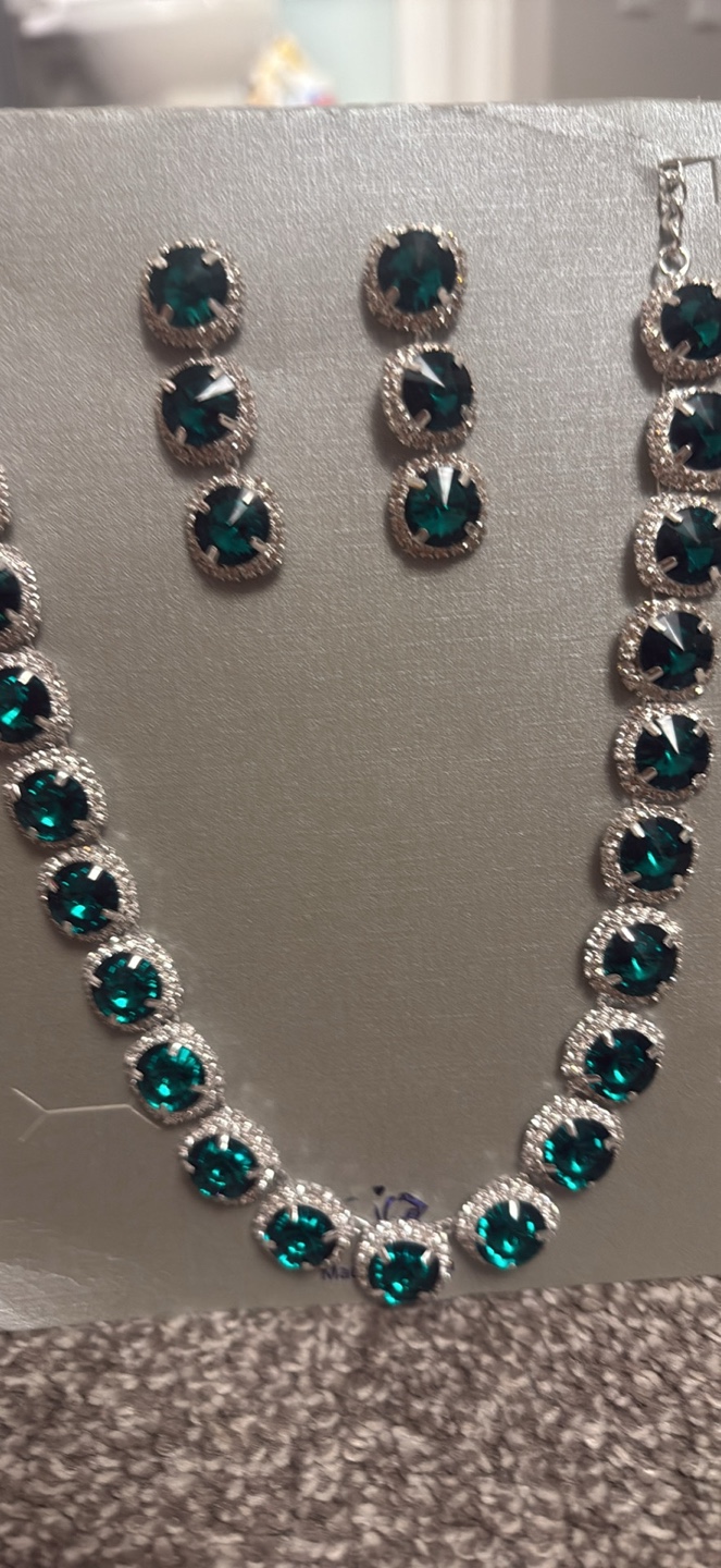 Stunning Emerald Green Crystal Necklace and Earrings Set - photo 4