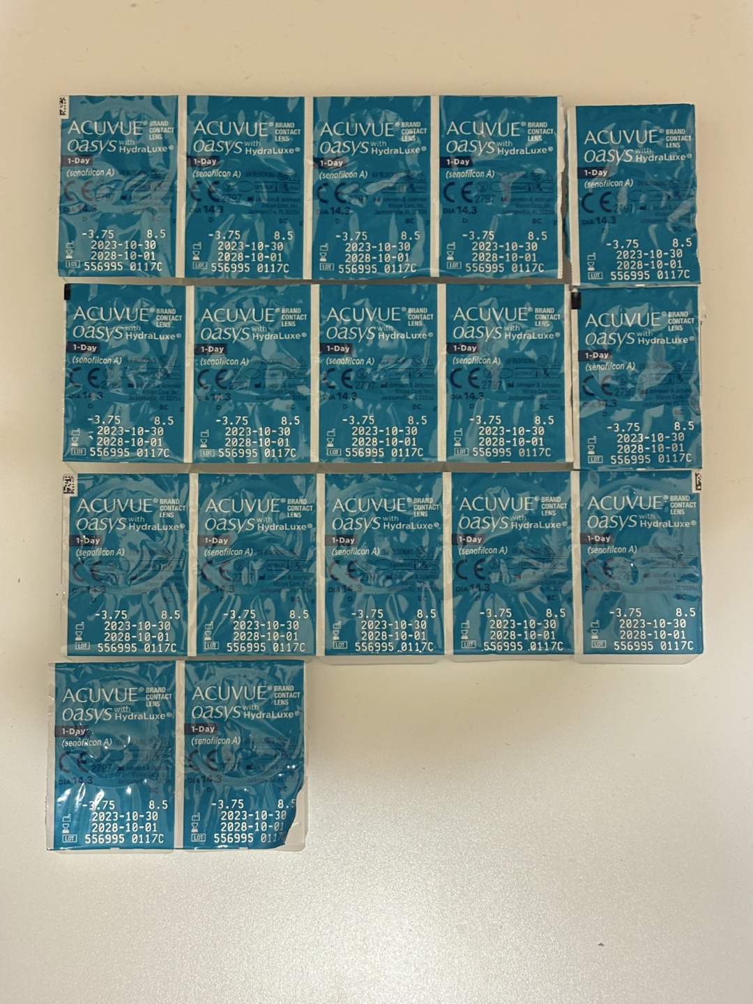 Acuvue Oasys HydraLuxe 1-Day Contact Lenses (-3.75)