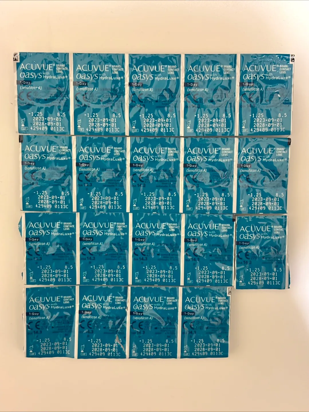 Acuvue Oasys HydraLuxe 1-Day Contact Lenses (-1.25) thumbnail