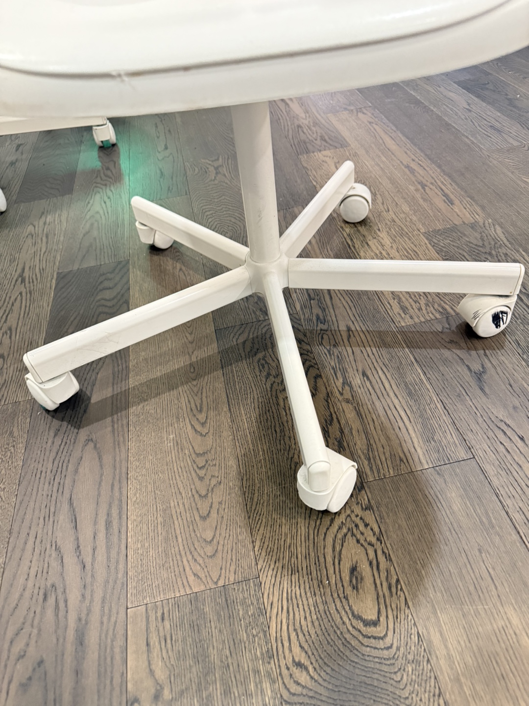 White Swivel Chair - photo 3