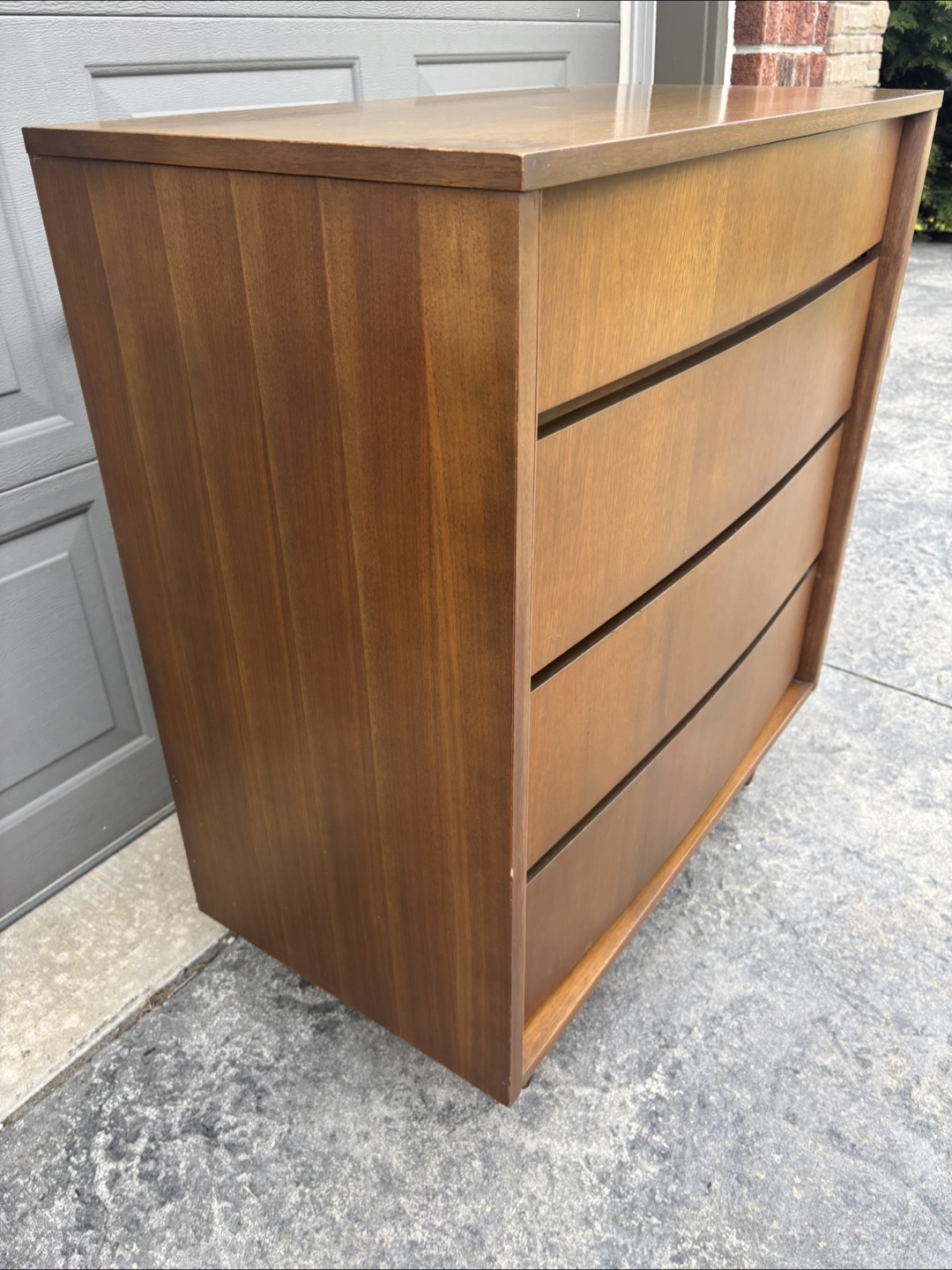 Beautiful Walnut MCM 4 drawer dresser - photo 5