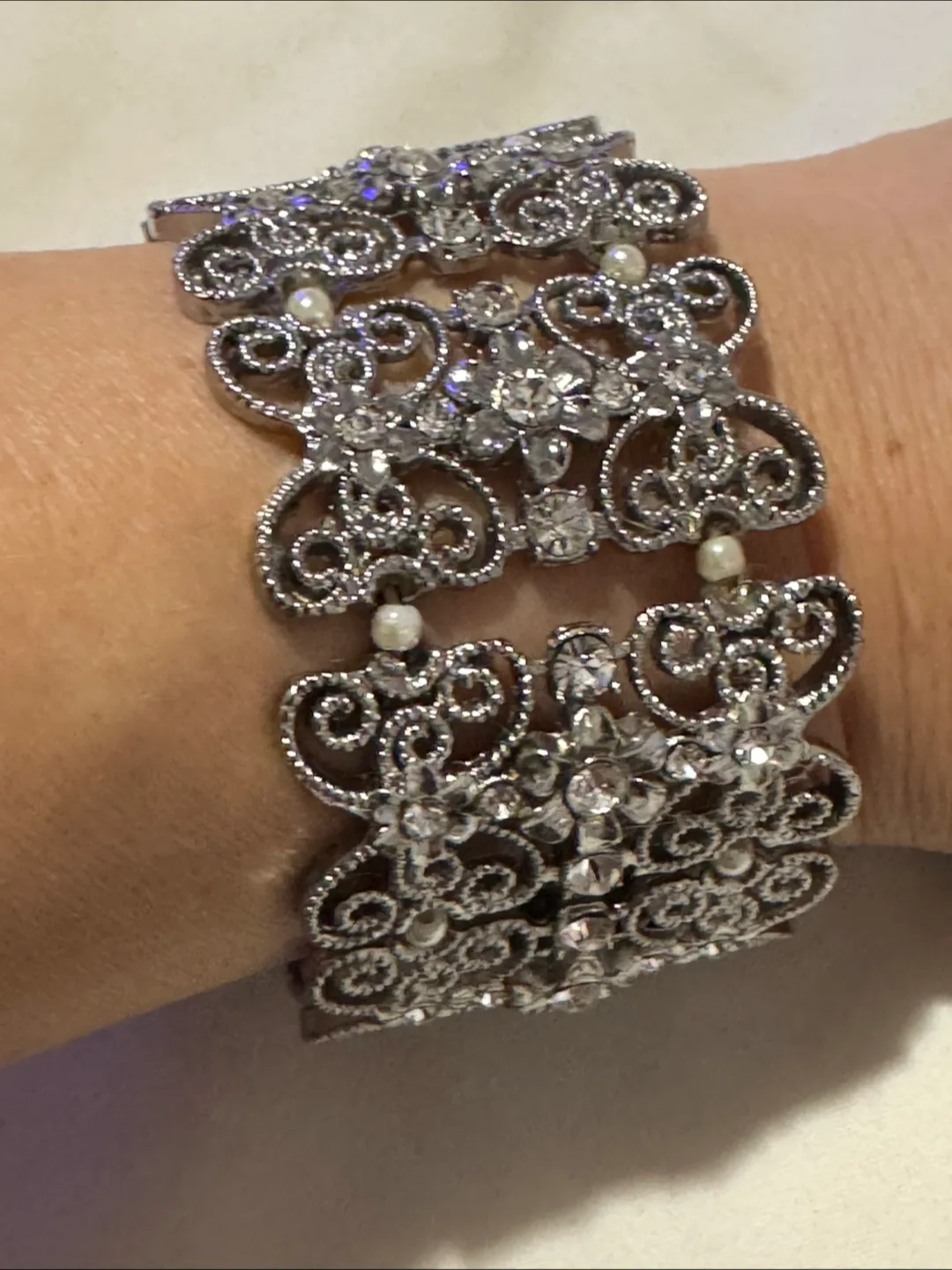 🏒Elegant Rhinestone and Pearl Bracelet thumbnail