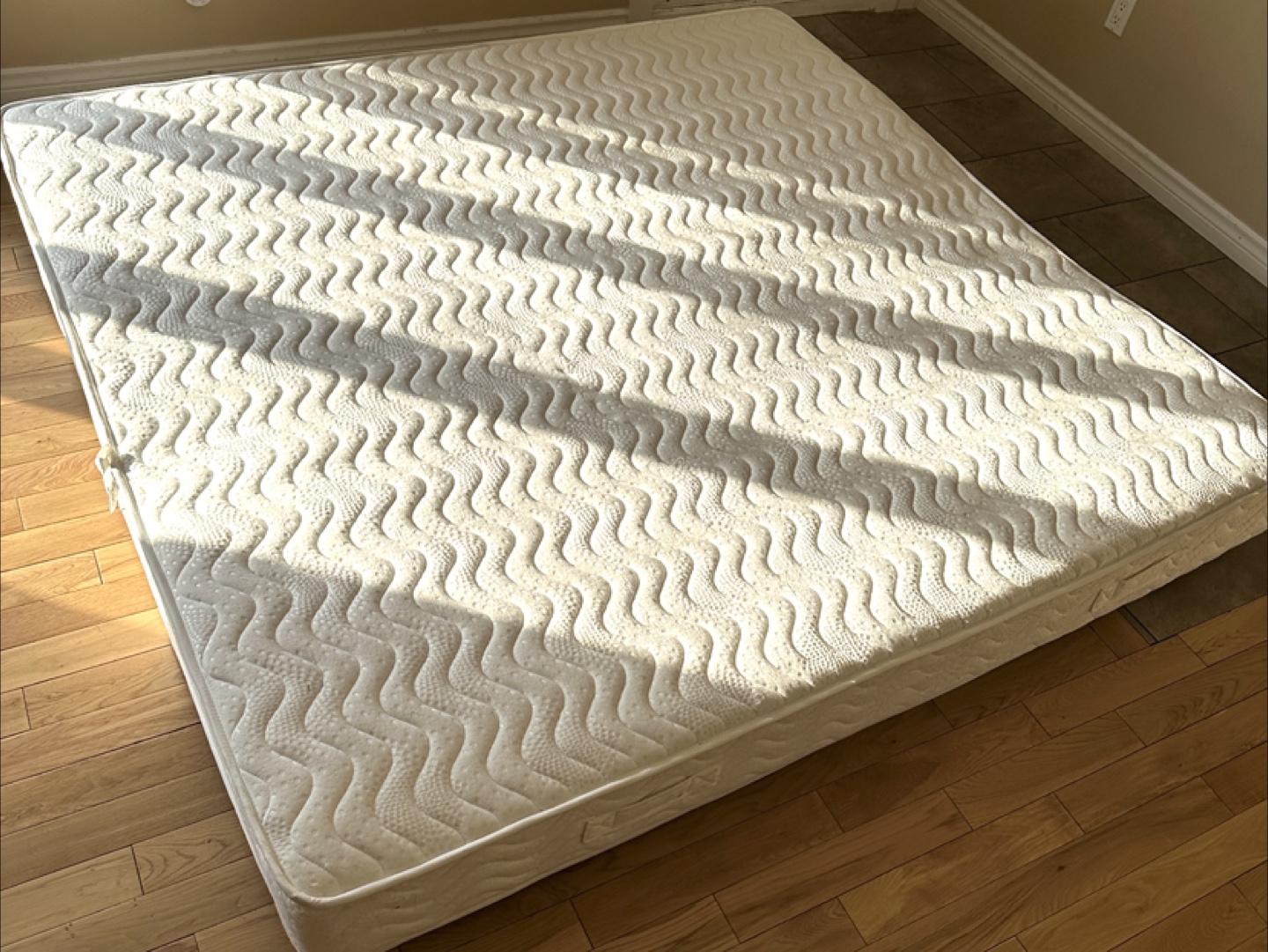 Structube King Size Pillow Top 12“ Mattress (CAN DELIVER) - photo 2