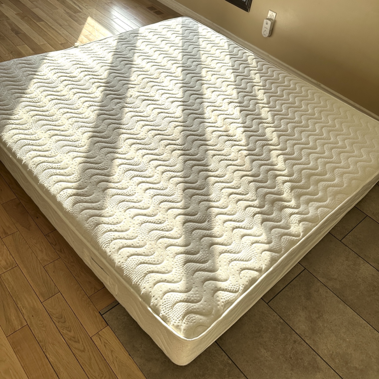 Structube King Size Pillow Top 12“ Mattress (CAN DELIVER) - photo 3