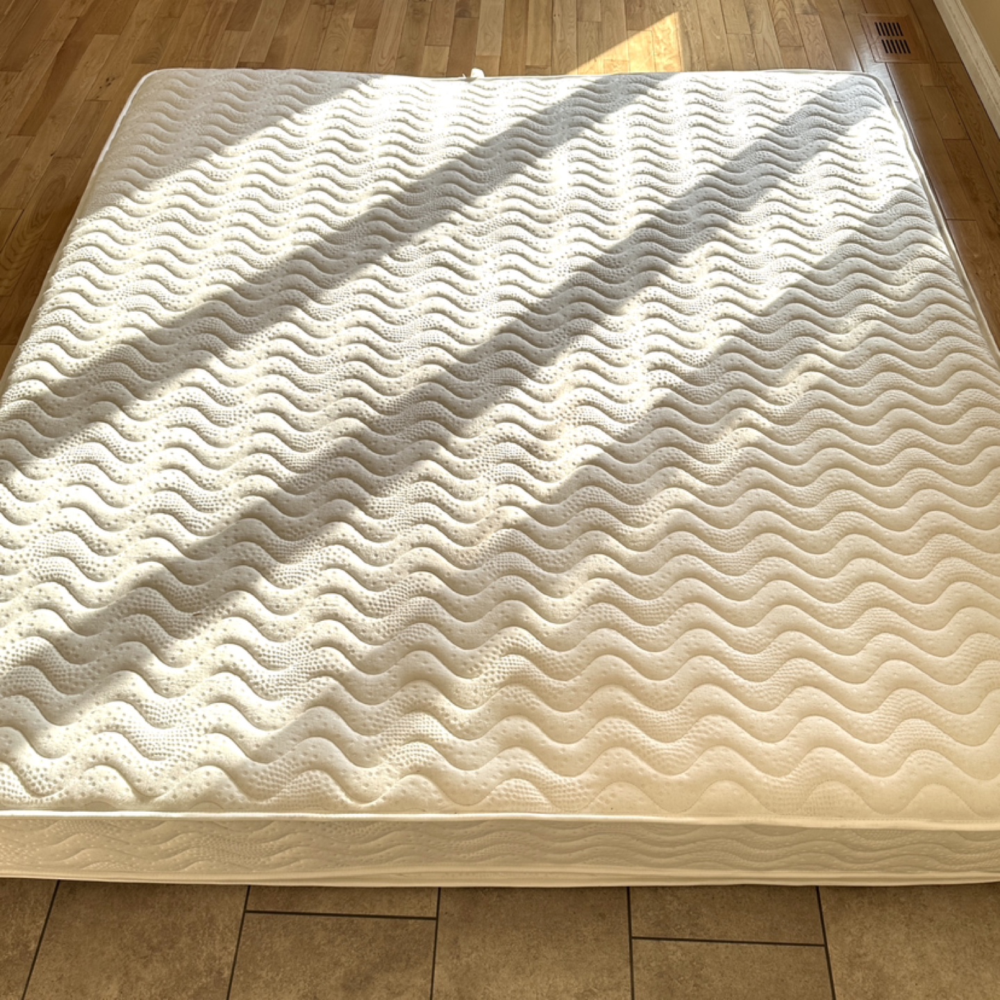 Structube King Size Pillow Top 12“ Mattress (CAN DELIVER)