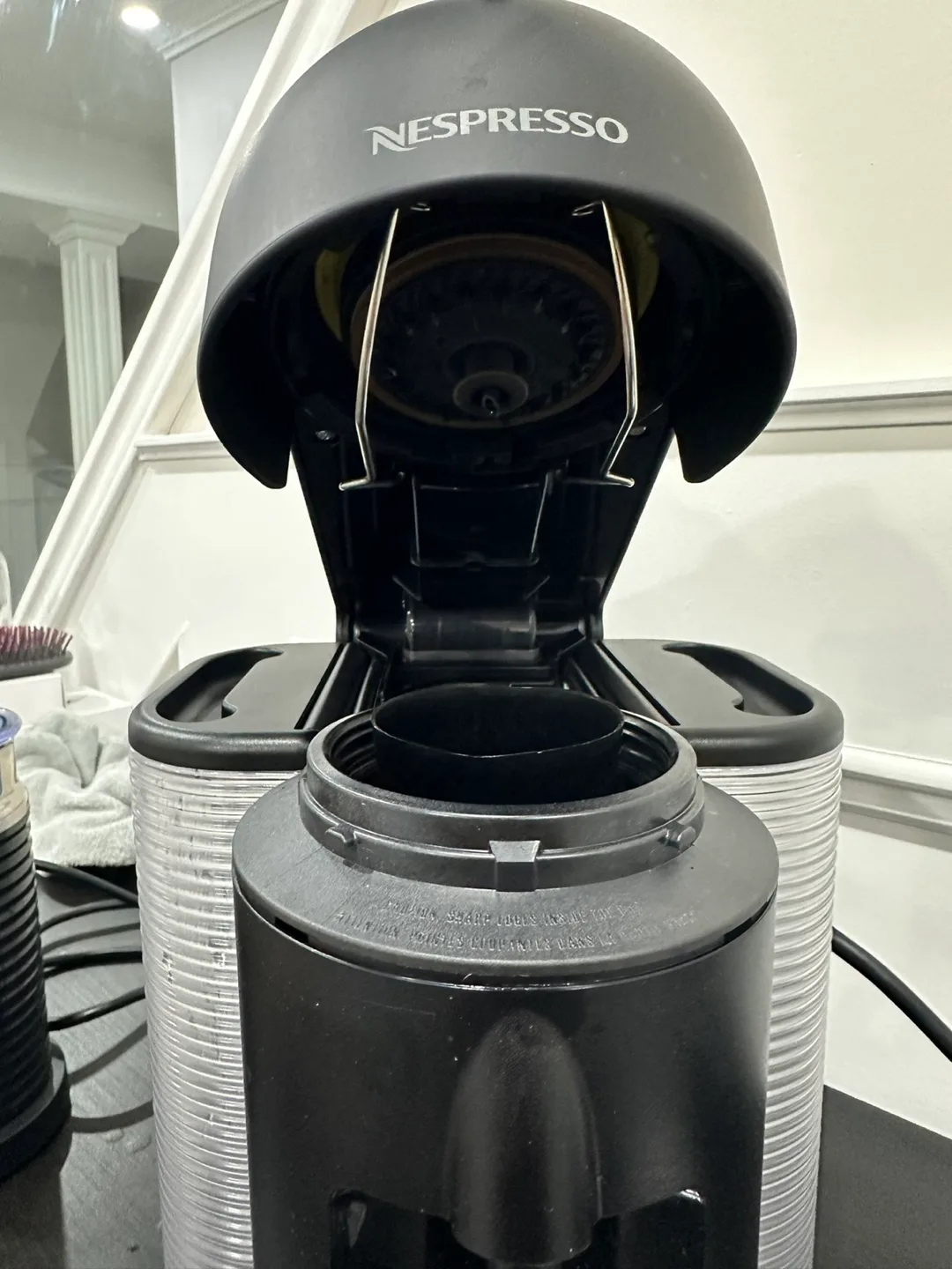 Nespresso Vertuo Round Machine with Aeroccino image indicator(3)