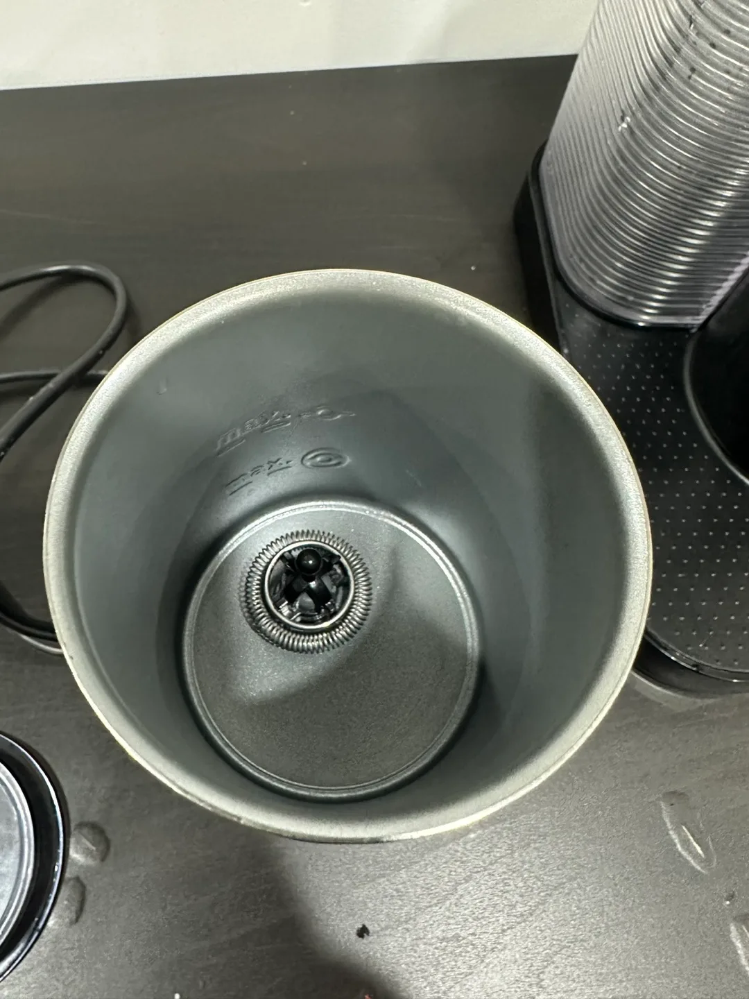 Nespresso Vertuo Round Machine with Aeroccino image indicator(4)