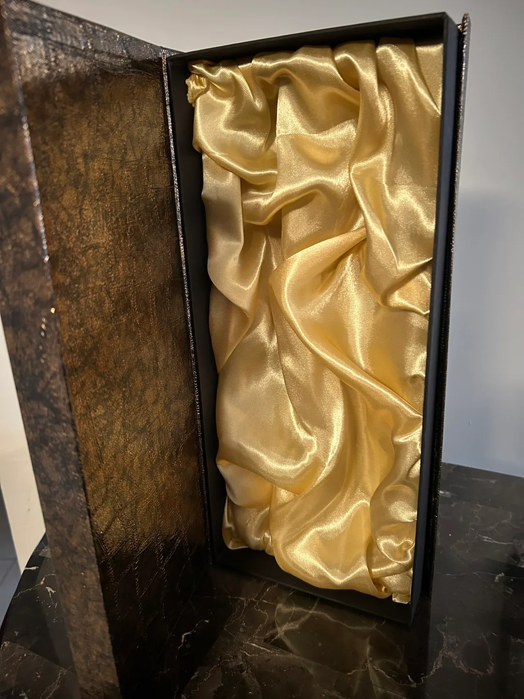 Luxury Ice Wine Gift Box with Satin Interior. image indicator(2)