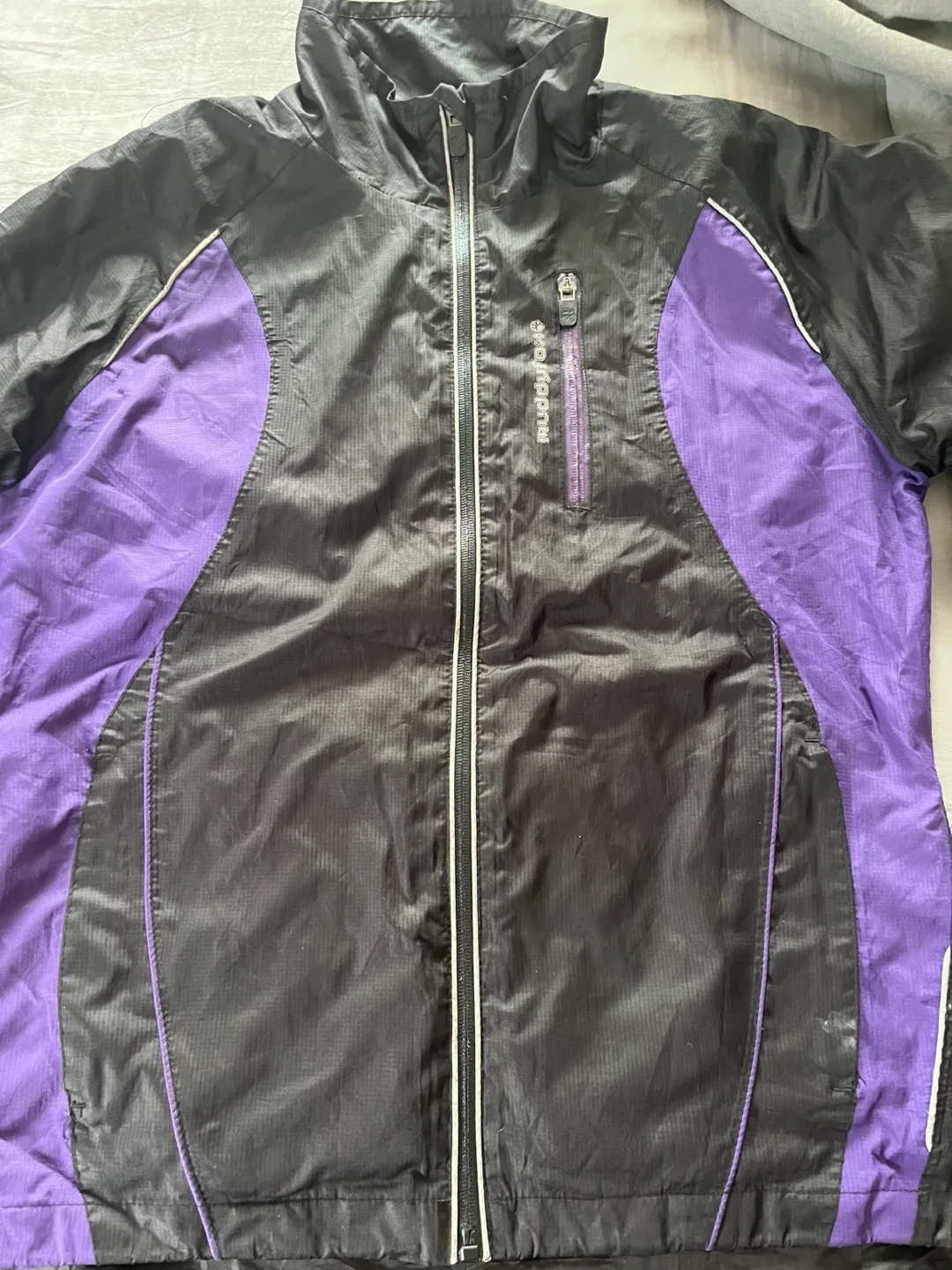 Windbreaker , socks , Nike running cap image indicator(2)