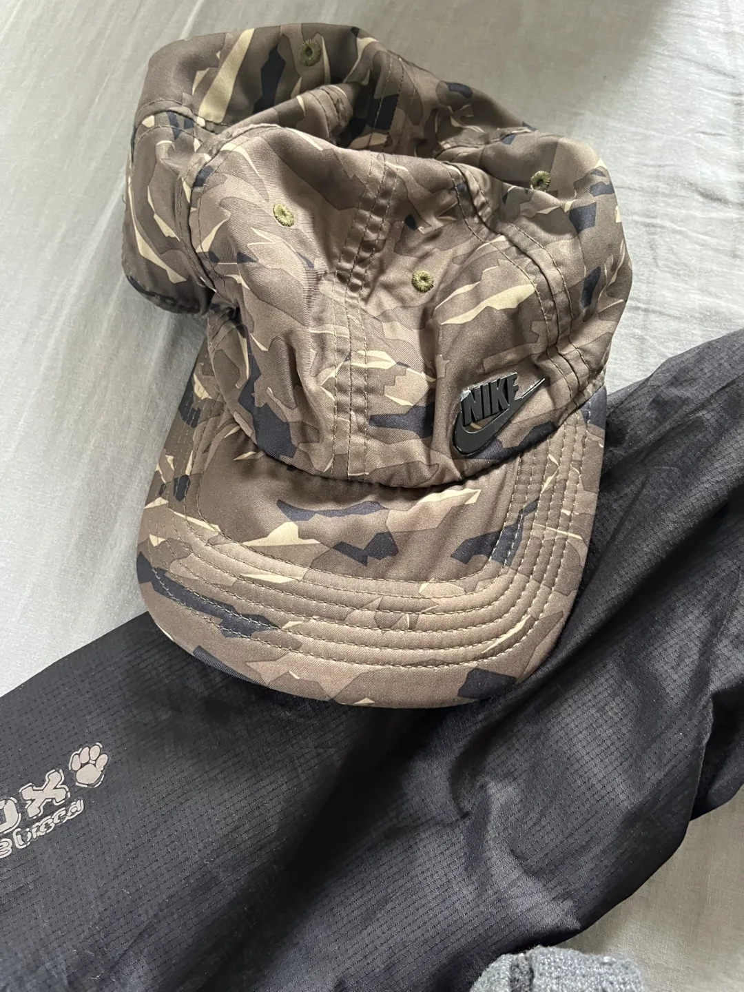 Windbreaker , socks , Nike running cap image indicator(4)