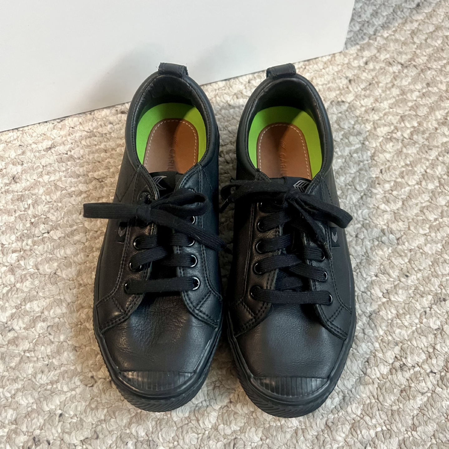 Cariuma OCA Low All Black Leather Sneakers