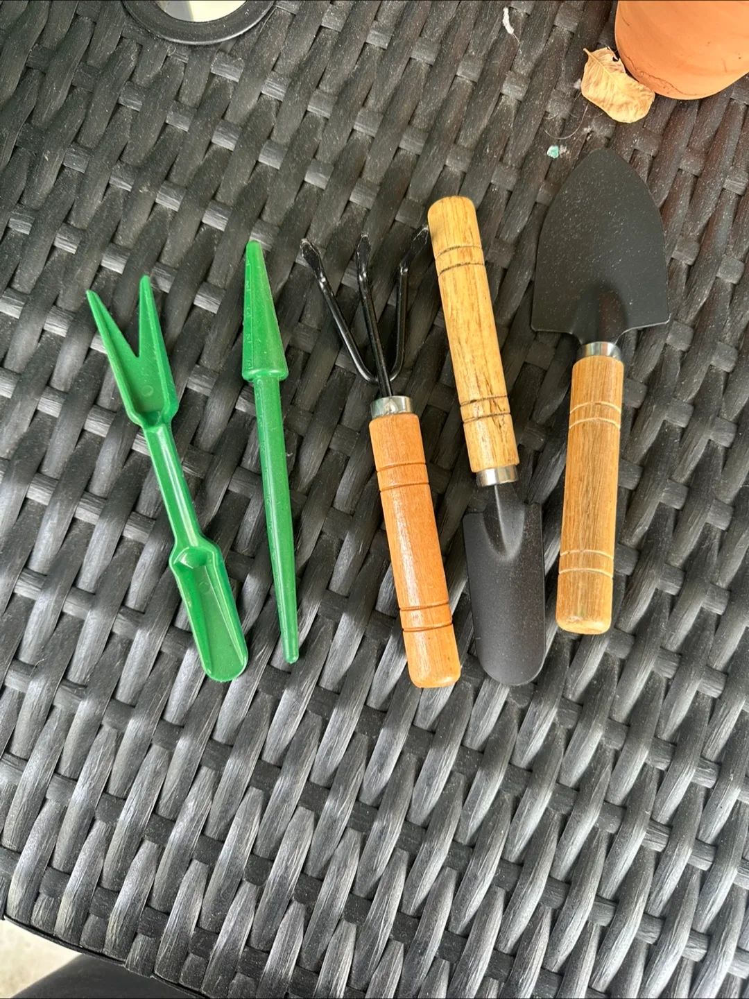 Gardening Starter Kit: Pots, Tools & Gloves thumbnail