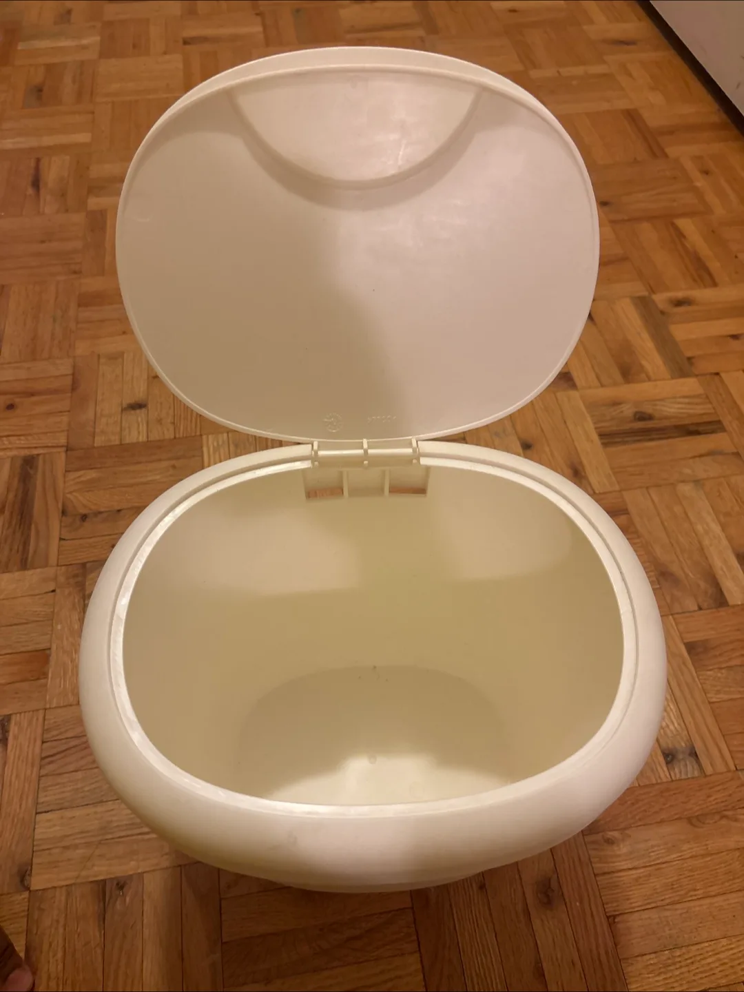 White plastic mini diaper pail with lid image indicator(2)