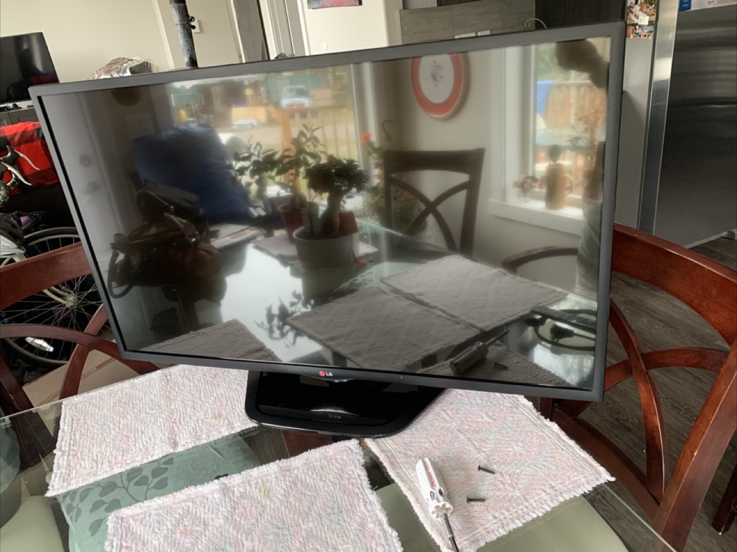 LG 42" LN5700 Smart LED TV - used in box - photo 2
