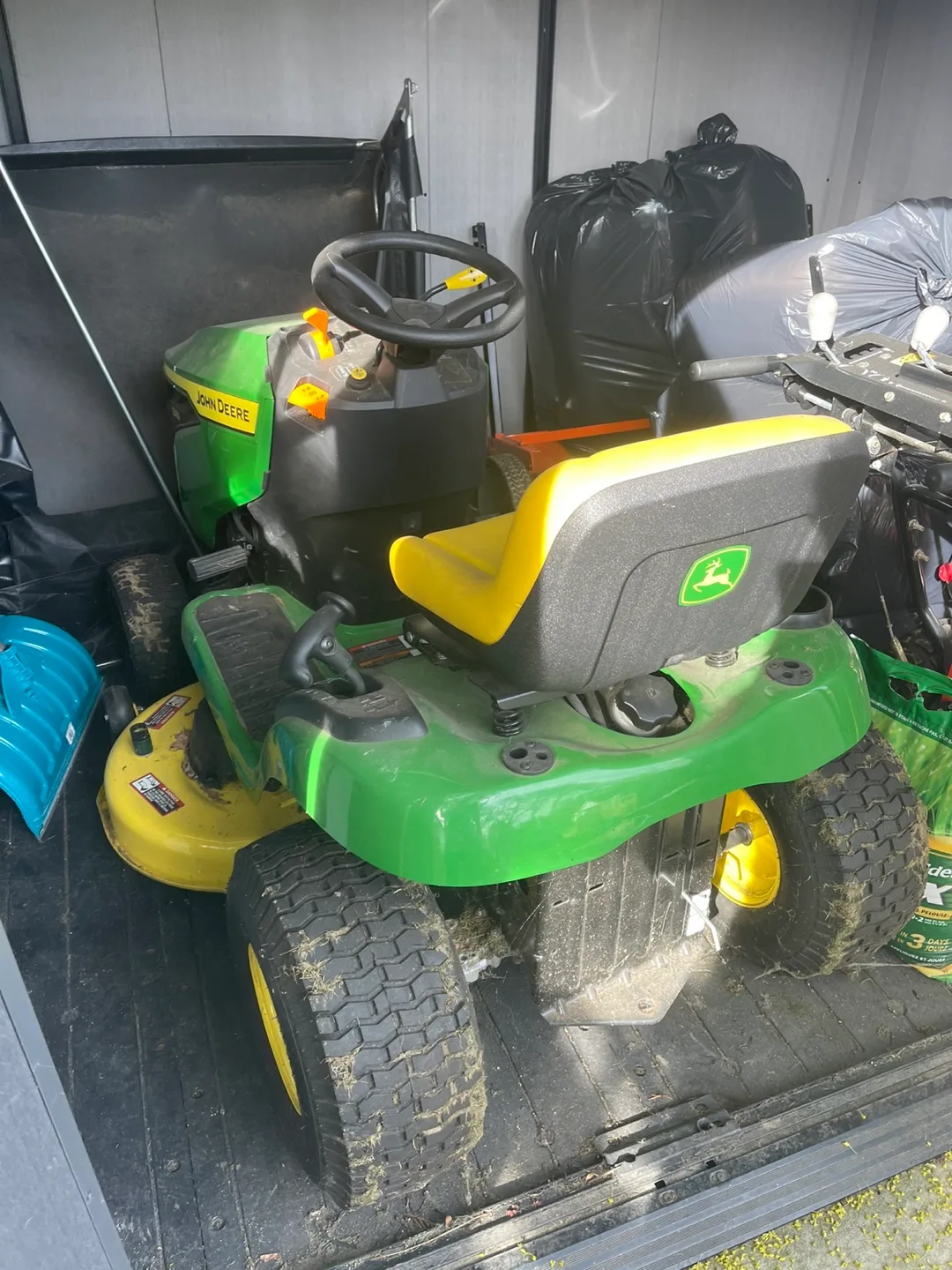 John Deere S100 Riding Lawn Tractor thumbnail