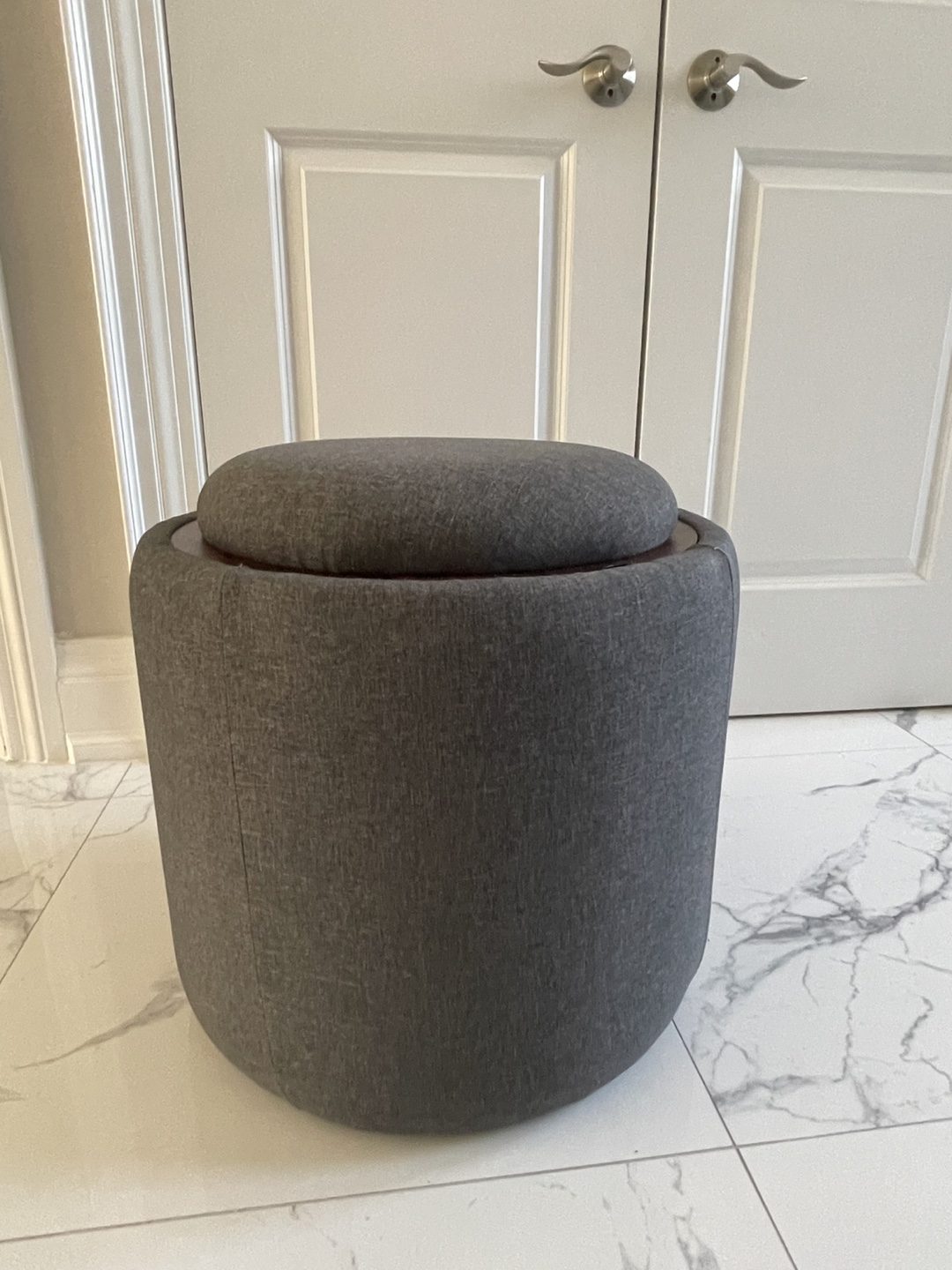 2 Round Storage Ottoman w/Reversible Lid in Gray Fabric - photo 5