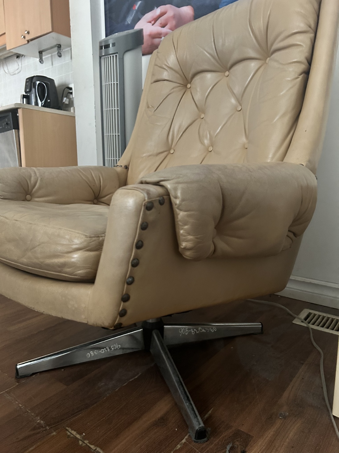 Vintage Leather Swivel Chair - photo 2