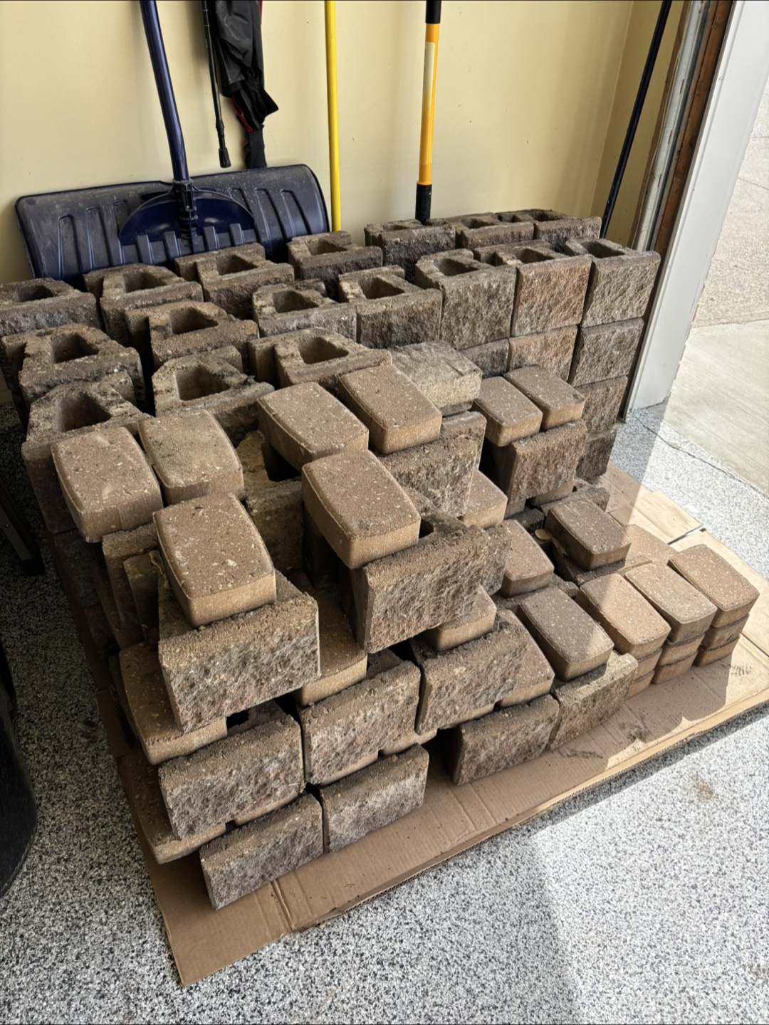 Bulk lot of retaining wall blocks - photo 2