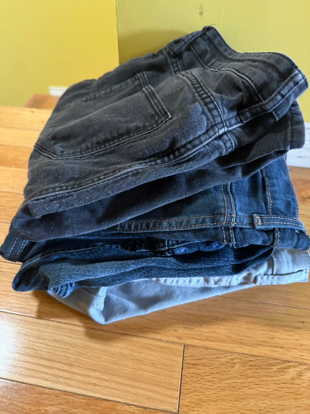 Bundle of four pairs of women's jeans 🏒 image indicator(2)