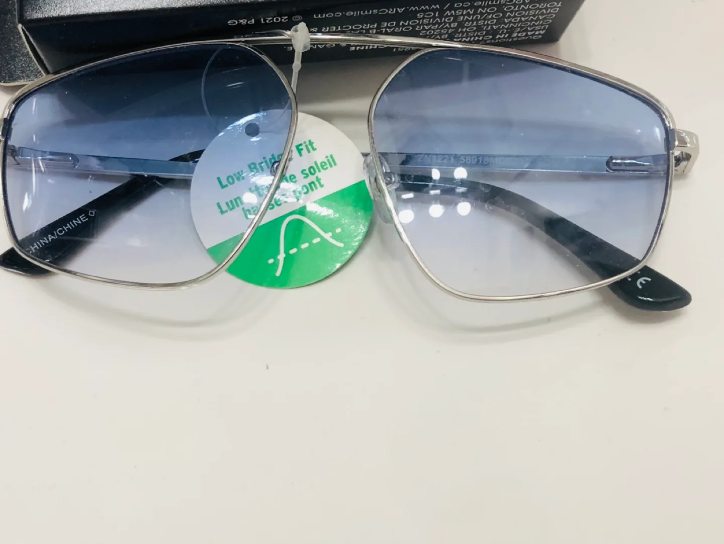 🏒NEW Silver Aviator Sunglasses with Blue Gradient Lenses thumbnail