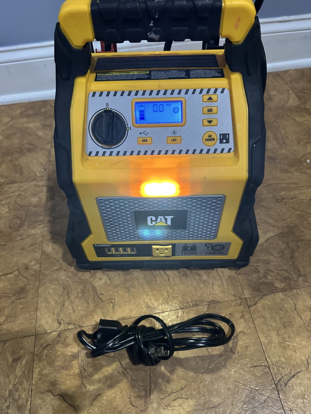 CAT 1200A 120PSI Portable Power Station - photo 3