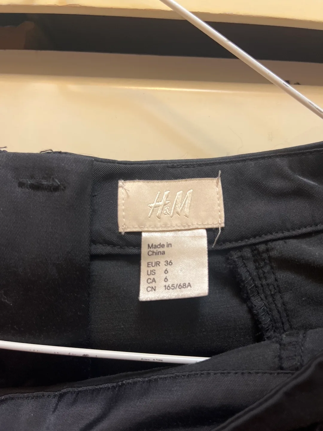 H&M Black Ruched Mini Skirt Size 6 image indicator(3)