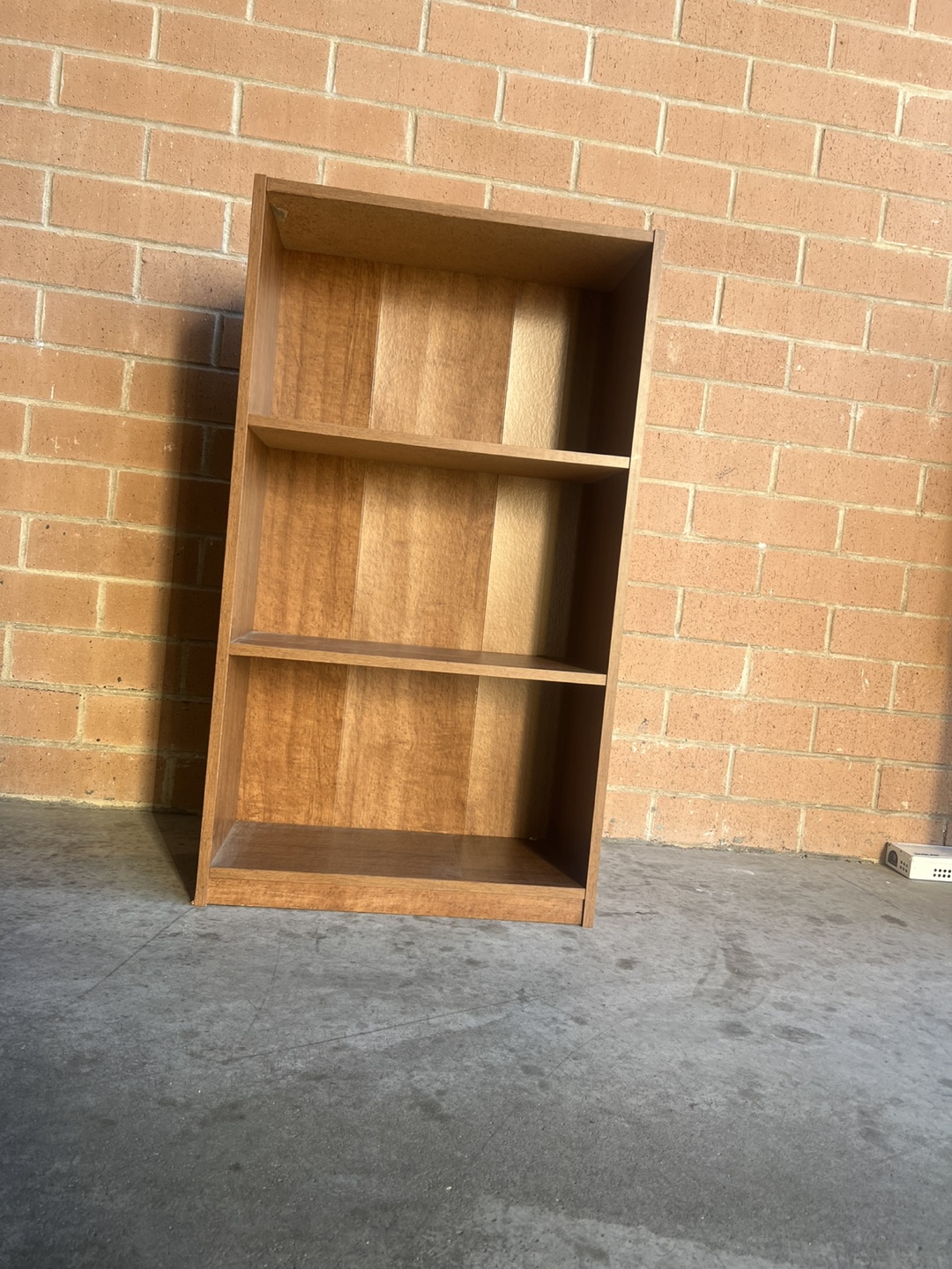 3-shelf wooden bookcase - photo 2