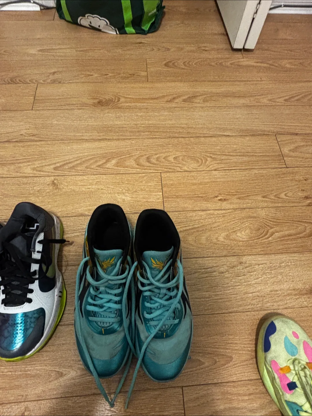 Jasmine Acoustic Guitar & Three Pairs of Basketball Shoes image indicator(2)