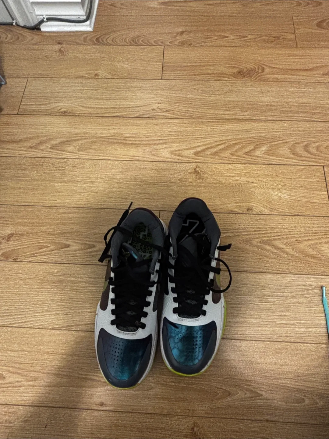 Jasmine Acoustic Guitar & Three Pairs of Basketball Shoes image indicator(3)