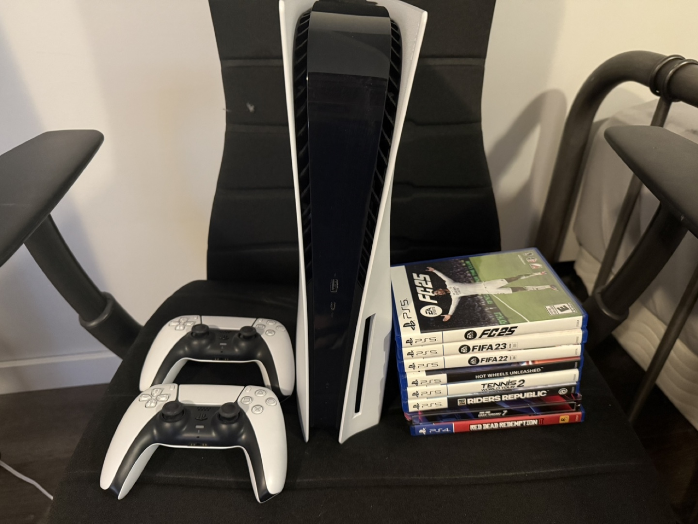 PS5 Disc Version + 2 Controllers + 8 Games
