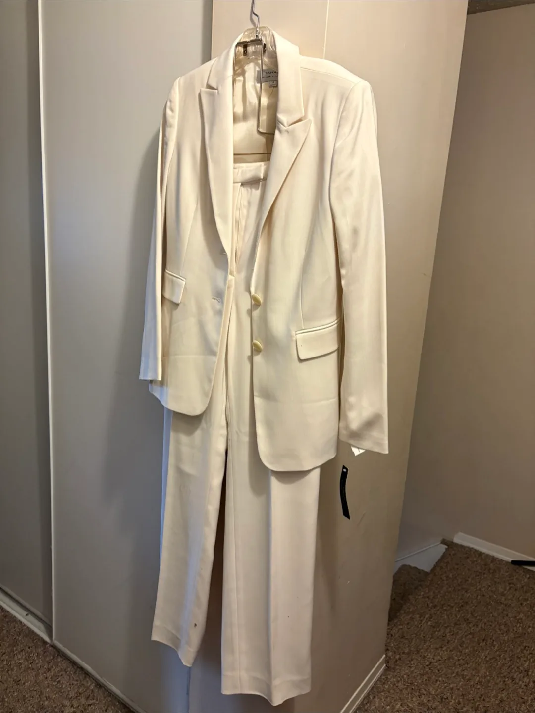 Tahari Arthur Levine Women's Size 8 Off-White Pant Suit thumbnail
